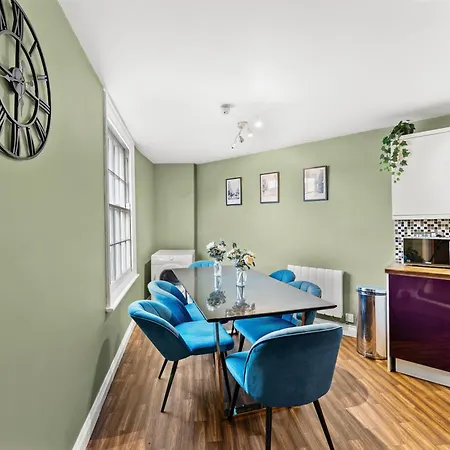 Harbourside Penthouse Sleep 16 Apartment Bristol